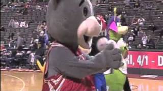 Mascot Dance Battle with Pistons HOOPER [upl. by Aicekat]