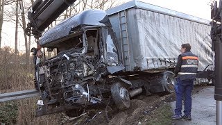 19122019  VN24  Sattelzug Bergung nach schwerem Unfall auf B1 in Paderborn [upl. by Ahsinar]