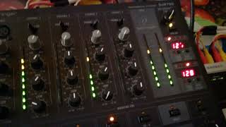 Mixer Behringer DJX 750 [upl. by Enyrb]